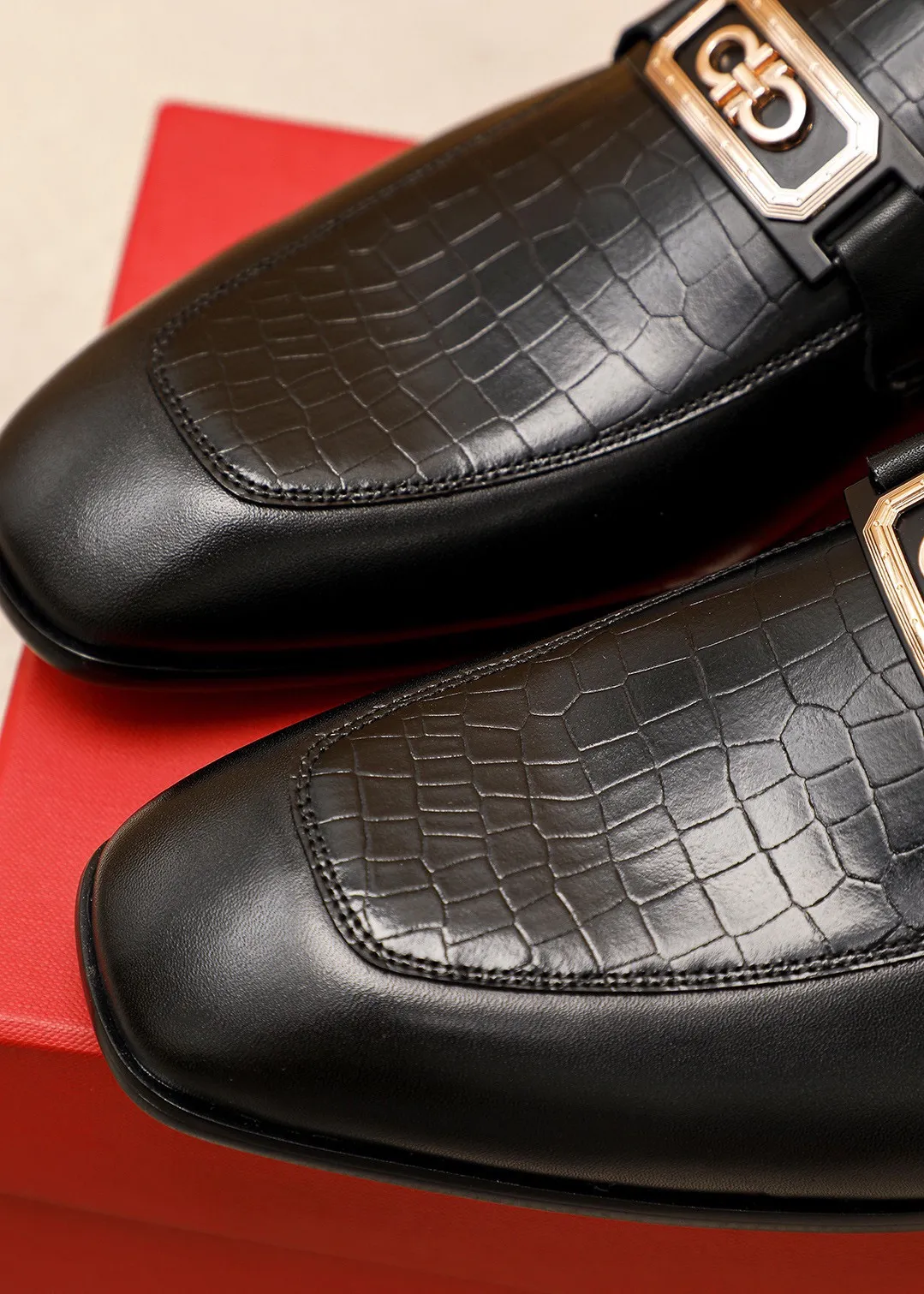Men's shoes 💰442 💐 Product trademark: Ferragamo "Ferragamo" casual leather shoes Regular size: 38-44 (45.46🉑️customized) Product materials: Selected imported first-layer calfskin embossed upper + original hardware buckle, imported water-dyed cow leather lining. Strong three-dimensional visual effect, combined outsole Color: 1⃣️color optional
